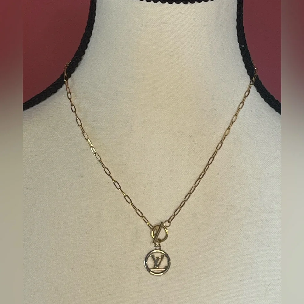 Louis Vuitton Upcycled LV charm toggle necklace - Picture 4 of 7